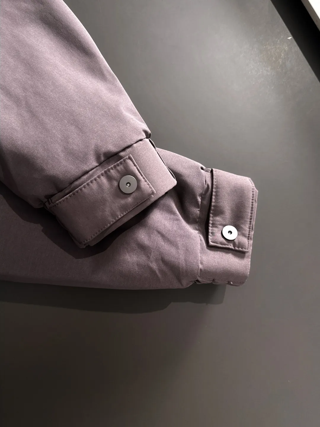 Two-day delivery time P960 Big Goose 🔥🔥 High-end customization 2025 winter official website's latest popular down jacket. Original custom-made hardware accessories for customers, all imported and original customization. Welcome to compare at the counter. Absolutely high quality. Use top-grade 90 white goose down. Super soft. Filled with fluffy and full feathers. Super heavy work. Fabric workmanship is excellent. The version is super perfect. Note⚠The fabric is super comfortable. Exclusive model. High-end quality. A must-have warm and protective artifact in winter. Size: M-3XL
